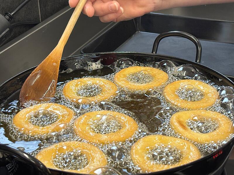 Auf das Fett kommt es an: Die Schlammersdorfer Spezialitäten wie hier Butterkränzchen werden im heißen Fett ausgebacken.Forchheim & Fränkische Schweiz Auf das Fett kommt es an: Die Schlammersdorfer Spezialitäten wie hier Butterkränzchen werden im heißen Fett ausgebacken.
