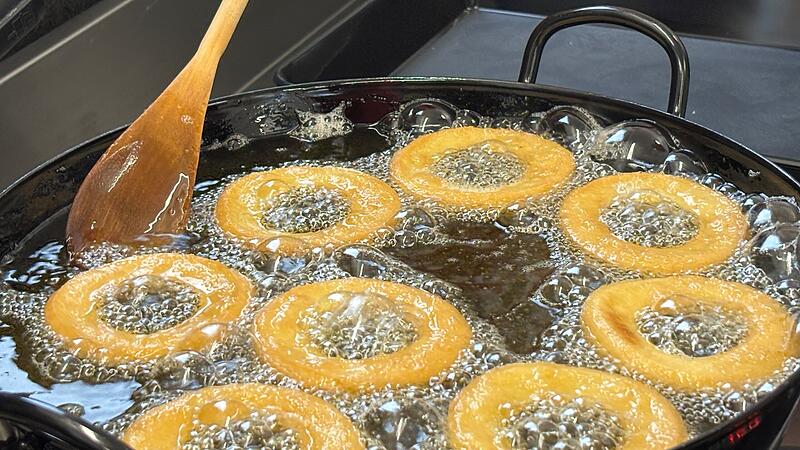 Auf das Fett kommt es an: Die Schlammersdorfer Spezialit&auml;ten wie hier Butterkr&auml;nzchen werden im hei&szlig;en Fett ausgebacken.