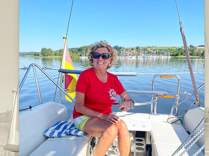 Die Autorin Heike Mallad beim segeln auf dem Brombachsee.