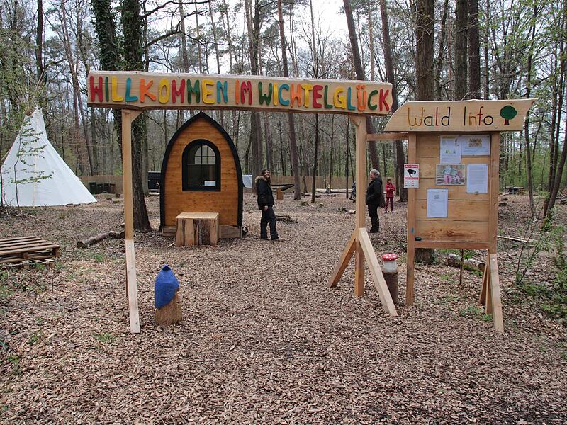 Seit ein paar Jahren gibt es den Waldkindergarten Wichtelglück in Höchstadt. Daneben betreibt Wichtelglück drei weitere Waldkindergärten in Mittelfranken, in Vestenbergsgreuth, Neustadt an der Aisch und Bad Windsheim.