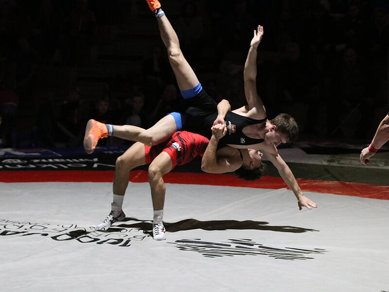 Johann Engelhardt (in rot) punktet am vergangenen Wochenende mit einem spektakulären Überwurf.