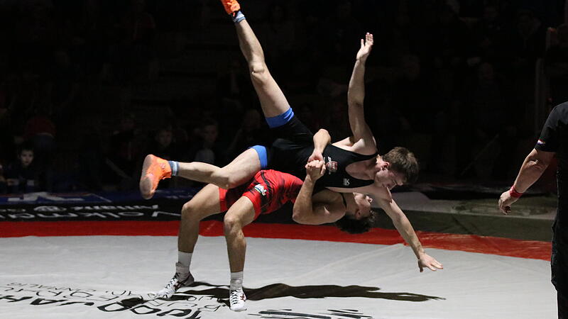Johann Engelhardt (in rot) punktet am vergangenen Wochenende mit einem spektakulären Überwurf.