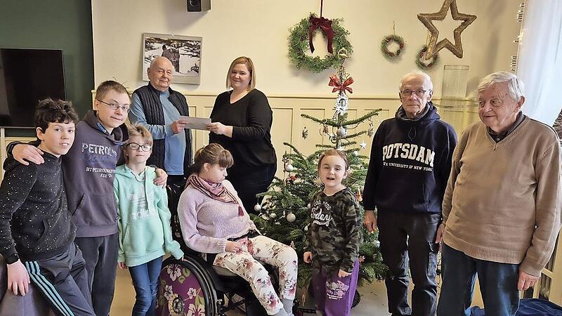 Klaus G&ouml;ldel, Stefanie Daum, Wolfgang Hahn und Horst M&uuml;ller mit einem Teil der Kinder