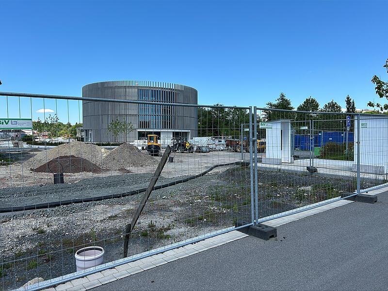 Blick vom Parkplatz aufs Globe: Direkt hinter dem Absperrzaun soll das Abstellgeb&auml;ude f&uuml;r Fahrr&auml;der errichtet werden. Ein freier Blick aufs Globe w&auml;re dann nicht mehr m&ouml;glich, kritisiert der Coburger Unternehmer Michael Stoschek.