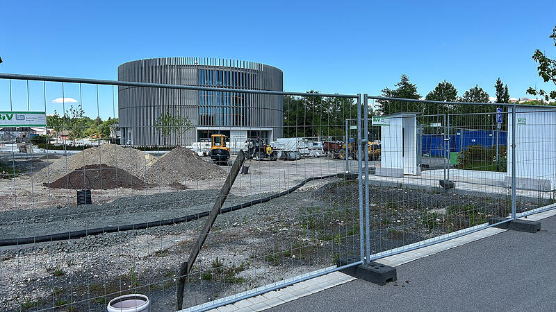Parkplatz am Globe Coburg Blick vom Parkplatz aufs Globe: Direkt hinter dem Absperrzaun soll das Abstellgebäude für Fahrräder errichtet werden. Ein freier Blick aufs Globe wäre dann nicht mehr möglich, kritisiert der Coburger Unternehmer Michael Stoschek.