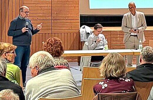 Dieter Maischak (Energiewende ERH, links) und B&uuml;rgermeister J&uuml;rgen J&auml;kel (stehend) bei der B&uuml;rgerversammlung in Gro&szlig;enseebach.