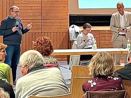 Dieter Maischak (Energiewende ERH, links) und B&uuml;rgermeister J&uuml;rgen J&auml;kel (stehend) bei der B&uuml;rgerversammlung in Gro&szlig;enseebach.