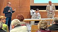 Dieter Maischak (Energiewende ERH, links) und B&uuml;rgermeister J&uuml;rgen J&auml;kel (stehend) bei der B&uuml;rgerversammlung in Gro&szlig;enseebach.