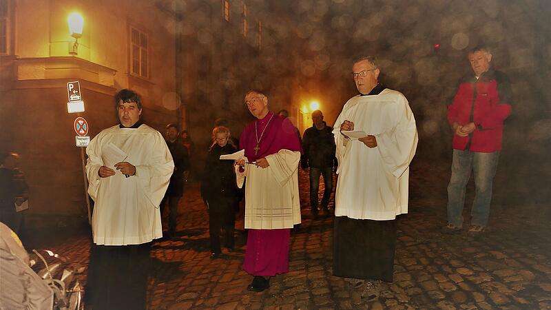 Um f&uuml;nf Uhr begann im morgendlichen Nebel der Karfreitagsbittgang mit Erzbischof Ludwig Schick an der Oberen Pfarre.
