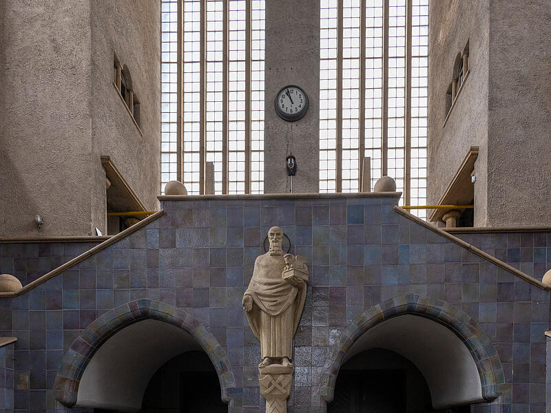 Fast mond&auml;n zu nennen: der schmucke Treppenaufgang von der gro&szlig;en Halle nach oben zur Galerie.