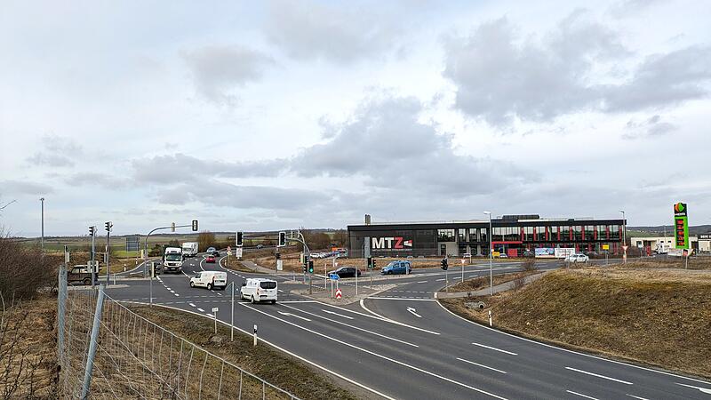 Nach der Ampel geht die Sperrung los, die an der Kreuzung Eltingshausen/Rottershausen endet.