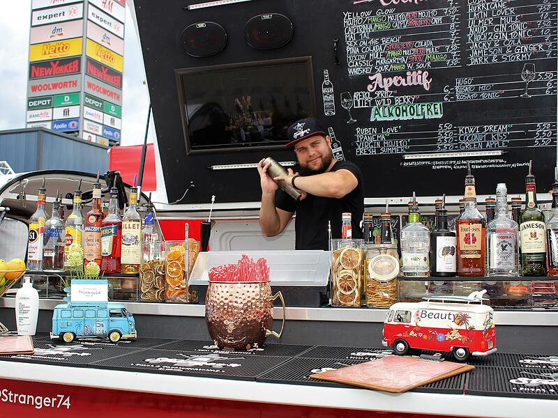 Geschüttelt, nicht gerührt! Der „Stranger“  Curiman Marian Claudiu aus  Ulm bot beim Festival am Aischpark-Center in Höchstadt Cocktails vom Feinsten.