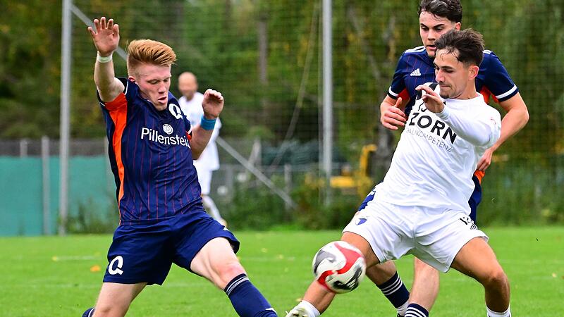 Matthew Livingstone (l.) und Forchheims Niklas Held kämpfen um den Ball.Forchheim & Fränkische Schweiz