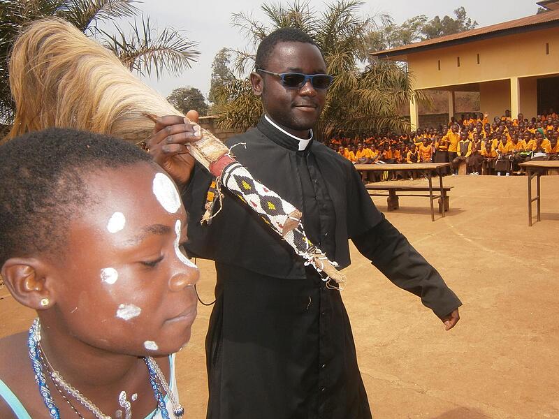 Abbé Christian Bouwé tanzt bei einem Schulfest in seiner Heimat in Kenia mit einem geschmückten Pferdeschwanz. Abbé Christian Bouwé tanzt bei einem Schulfest in seiner Heimat in Kenia mit einem geschmückten Pferdeschwanz.