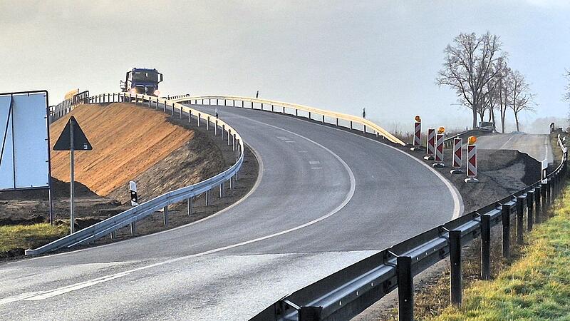 Der Verkehr wird bei Johannisthal &uuml;ber die neue Anschlussbr&uuml;cke geleitet