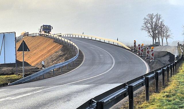 Der Verkehr wird bei Johannisthal &uuml;ber die neue Anschlussbr&uuml;cke geleitet
