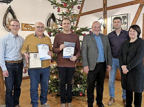 Simon Moritz (Kreisvorsitzender des Nordbayerischen Musikbundes), die Geehrten J&uuml;rgen und Daniel Seidl, Ralf Holzmann (Vorstandsmitglied und Dirigent), Volker P&ouml;hlmann (1. Dirigent) und Andrea Weisath (1. Vorstand).