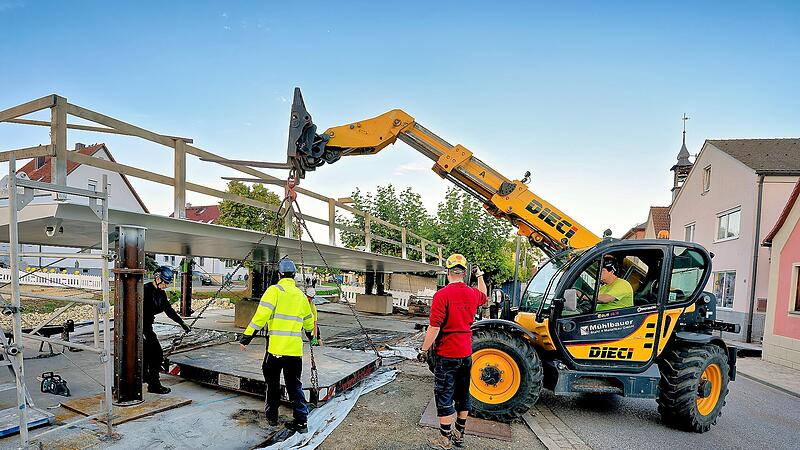 Einhub Br&uuml;cke in GundelsheimEndlich wieder eine Br&uuml;cke in Gundelsheim: viele Fotos