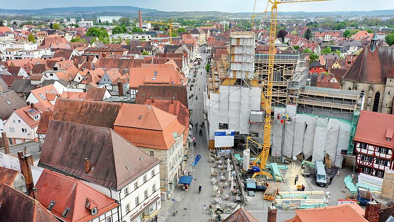 Die Baustellen am Rathaus und am Paradeplatz kosten Gesch&auml;ftsleuten und Kunden Nerven. &bdquo;Forchheim ist wirklich nicht mehr attraktiv&ldquo;, sagt Till St&uuml;rmer, Gesch&auml;ftsf&uuml;hrer vom Arizona.