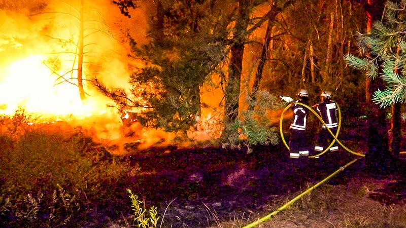 Nachts um drei Uhr rückten mehrere Feuerwehren aus dem Landkreis zu dem Brand bei Johannishof aus.