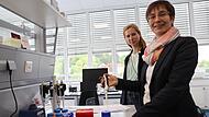 Juniorprofessorin Tina Bartelmeß und Dekanin Janin Henkel-Oberländer sind zufrieden mit der Akzeptanz. Im universitären Umfeld sind Frauen längst in Spitzenpositionen angesehen und etabliert.