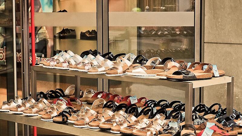 Schuhdiebstahl Eine Frau probierte am Samstag in einem Schuhgeschäft am Markt neue Schuhe an. Als sie ihre alten Schuhe wieder anziehen wollte, waren sie verschwunden. Ein unbekannter Dieb hatte sie gestohlen.