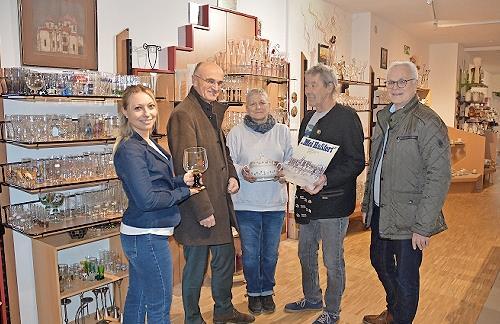 Die Wühlkiste in Haßfurt ist umgezogen. Unser Bild zeigt (von links): Projektleiterin Christine Krines, Landrat Wilhelm Schneider, das Verkaufsteam Irmtrud Burger und Michael Förster und Wilfried Neubauer, Werkleiter der Abfallwirtschaft.