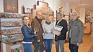 Die Wühlkiste in Haßfurt ist umgezogen. Unser Bild zeigt (von links): Projektleiterin Christine Krines, Landrat Wilhelm Schneider, das Verkaufsteam Irmtrud Burger und Michael Förster und Wilfried Neubauer, Werkleiter der Abfallwirtschaft.