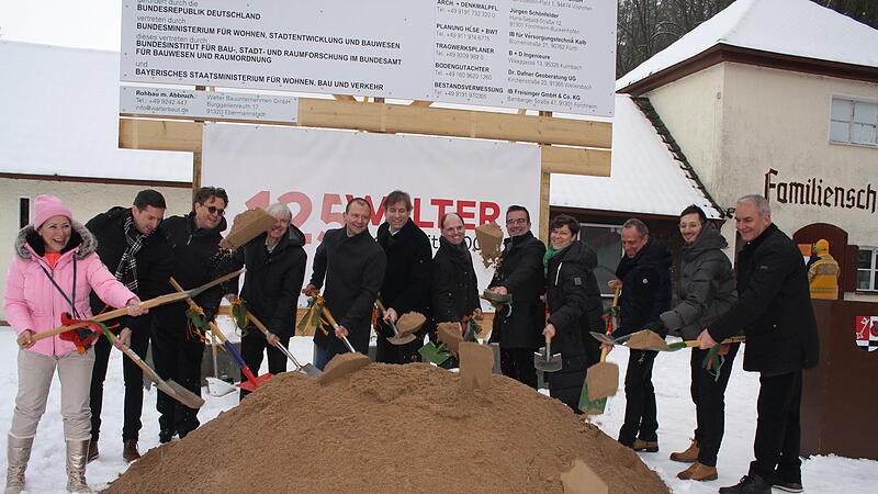 Gro&szlig;e Freude der Beteiligten beim symbolischen Spatenstich in Streitberg.