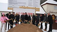 Gro&szlig;e Freude der Beteiligten beim symbolischen Spatenstich in Streitberg.