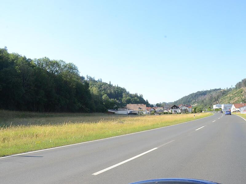 Hier links der Staatsstra&szlig;e 2200 aus Friesen kommend soll ein neuer Edeka Markt entstehen.  Rechs der Stra&szlig;e ist der bestehende   Edeka Markt, der ein Getr&auml;nkemarkt wird.