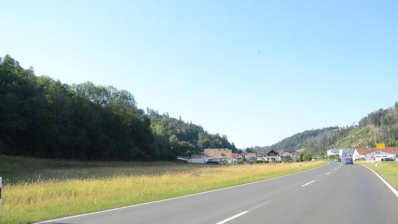 Hier links der Staatsstra&szlig;e 2200 aus Friesen kommend soll ein neuer Edeka Markt entstehen.  Rechs der Stra&szlig;e ist der bestehende   Edeka Markt, der ein Getr&auml;nkemarkt wird.