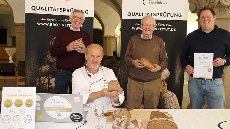 Hans Stahl, Claus Lux und Philipp Scheckenbach von der Bäckerinnung Kitzingen mit dem Prüfer Hans Stiefel vom Deutschen Brotinstitut.