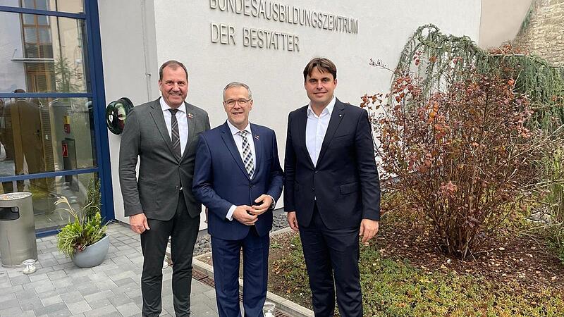Ralf Michal, Präsident des Bundesverbands Deutscher Bestatter (BDB, von links), Jörg Dittrich, Präsident des Zentralverbands des Deutschen Handwerks (ZDH) und Stephan Neuser (Generalsekretär des BDB) stehen am Eingang des Bundesausbildungszentrums...