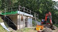 DIe Baustelle zur Sanierung des Hochbehälters ist eingerichtet und die Arbeiten haben begonnen. Der Kostenrahmen liegt bei 830.000 Euro. Die Grundstückseigentümer werden über Verbesserungsbeiträge daran beteiligt. DIe Baustelle zur Sanierung des Hochbehälters ist eingerichtet und die Arbeiten haben begonnen. Der Kostenrahmen liegt bei 830.000 Euro. Die Grundstückseigentümer werden über Verbesserungsbeiträge daran beteiligt.