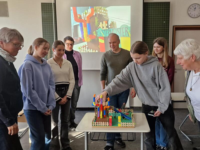 Sch&uuml;lerinnen pr&auml;sentieren ihr Spielger&auml;temodell der Jury.