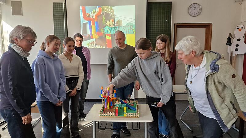 Sch&uuml;lerinnen pr&auml;sentieren ihr Spielger&auml;temodell der Jury.