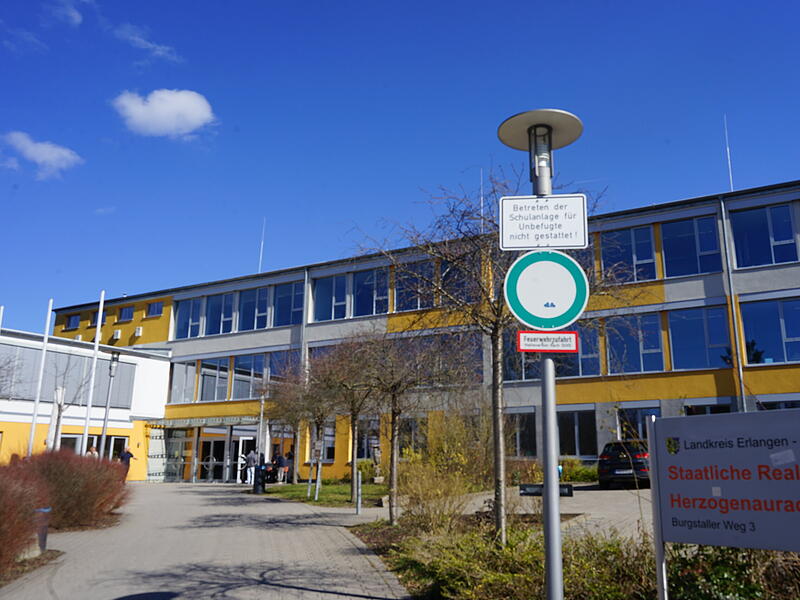 Die Realschule Herzogenaurach. 170 Sch&uuml;lerinnen und Sch&uuml;ler schreiben in diesen Tagen bei Hitze ihre Abschlusspr&uuml;fungen.