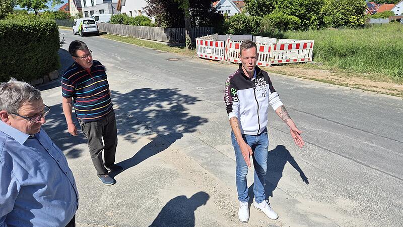 Begutachten die schlecht gearbeiteten Stellen in Rattelsdorf und Ebing: B&uuml;rgermeister Hans-J&uuml;rgen Scheerbaum (links) mit Anwohner Manfred Ullrich und Christian Schmitt vom Bauamt