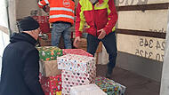 Helfer des ASB verladen Geschenkpakete in Hemhofen.