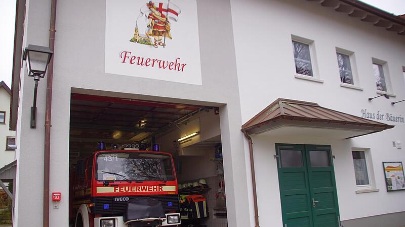 Aufgrund der beschlossenen Anschaffung eines Mannschaftstransportwagens genügt das bisherige Feuerwehrhaus in Kleukheim platztechnisch nicht mehr den neuen Anforderungen. Zur Schaffung eines weiteren Stellplatzes ist eine Anbaulösung zwischen dem bestehenden Feuerwehrhaus und der runderneuerten ehemaligen Dreschhalle auf den Weg gebracht worden. Aufgrund der beschlossenen Anschaffung eines Mannschaftstransportwagens genügt das bisherige Feuerwehrhaus in Kleukheim platztechnisch nicht mehr den neuen Anforderungen. Zur Schaffung eines weiteren Stellplatzes ist eine Anbaulösung zwischen dem bestehenden Feuerwehrhaus und der runderneuerten ehemaligen Dreschhalle auf den Weg gebracht worden.