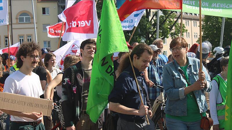 Die Demonstranten schwingen ihre Fahnen und setzen ein Zeichen für die Rechte der Arbeitnehmer und Arbeitnehmerinnen.