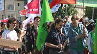 Die Demonstranten schwingen ihre Fahnen und setzen ein Zeichen für die Rechte der Arbeitnehmer und Arbeitnehmerinnen.