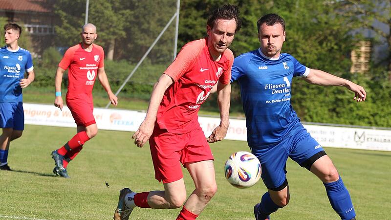 Zeckerns Manuel Hahnkamp (re.) verfolgt H&uuml;ttenbachs Schl&uuml;sselspieler Matthias Gruner.