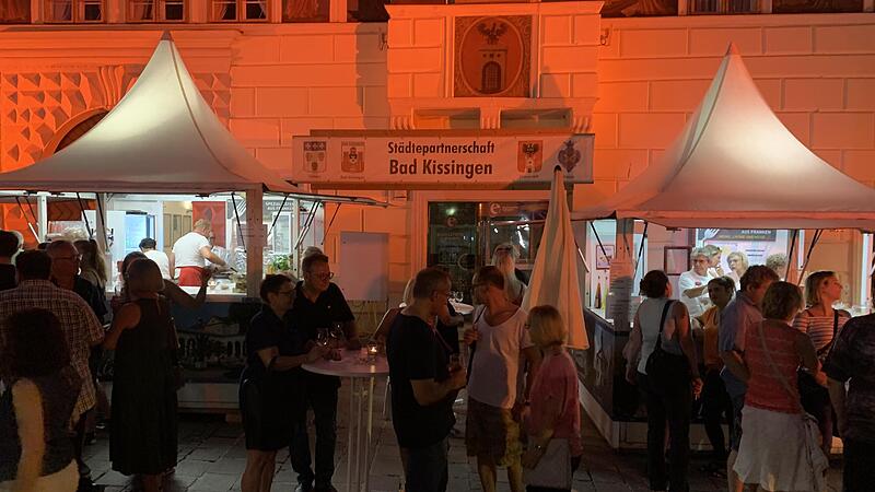 Bratw&uuml;rste, Wein und Bier gab es bei dem Stand der Bad Kissinger.