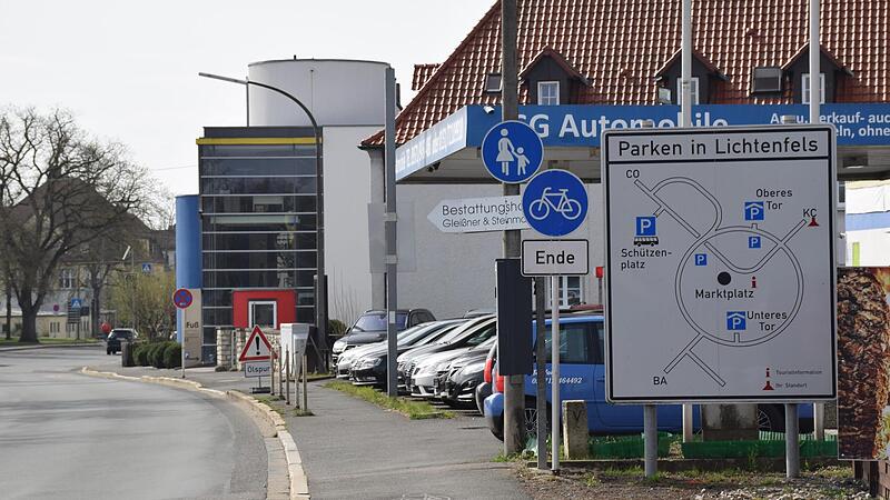Symptomatisch für die Radwegsituation, hier in der Kronacher Straße stadteinwärts Symptomatisch für die Radwegsituation, hier in der Kronacher Straße stadteinwärts