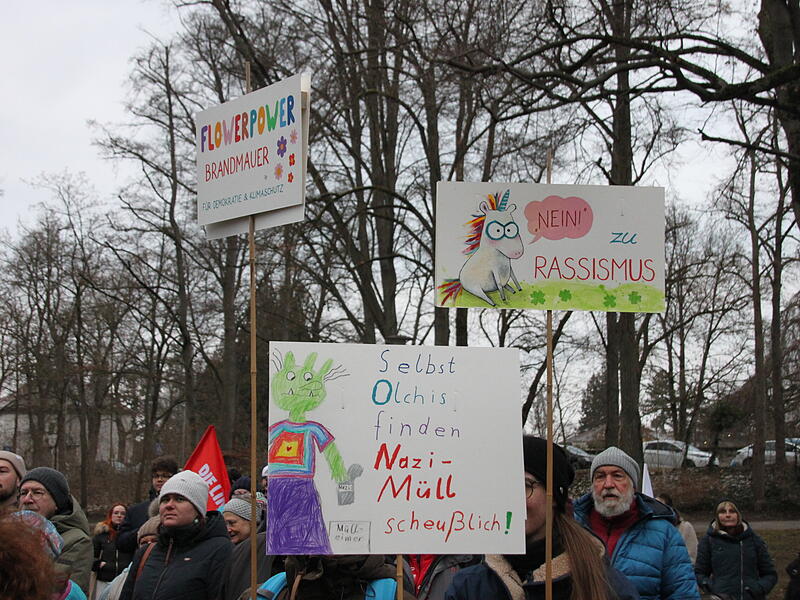 Erneut kamen in Forchheim hunderte Demonstranten mit kreativen Plakaten.Demo Forchheim 14. Februar 2025