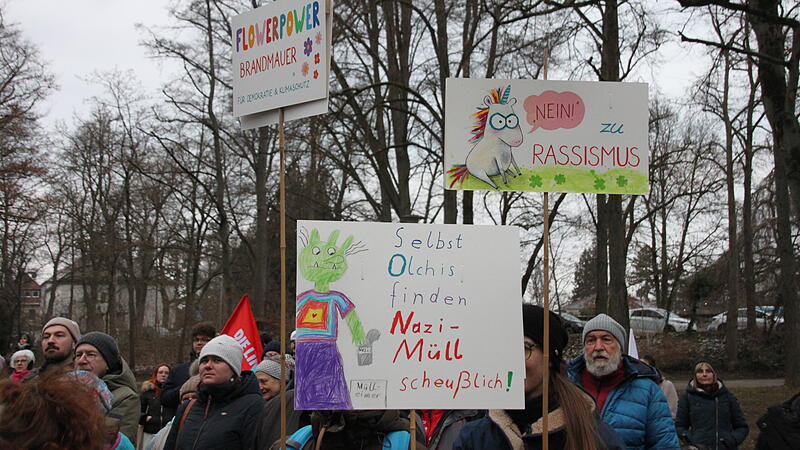 Erneut kamen in Forchheim hunderte Demonstranten mit kreativen Plakaten.Demo Forchheim 14. Februar 2025