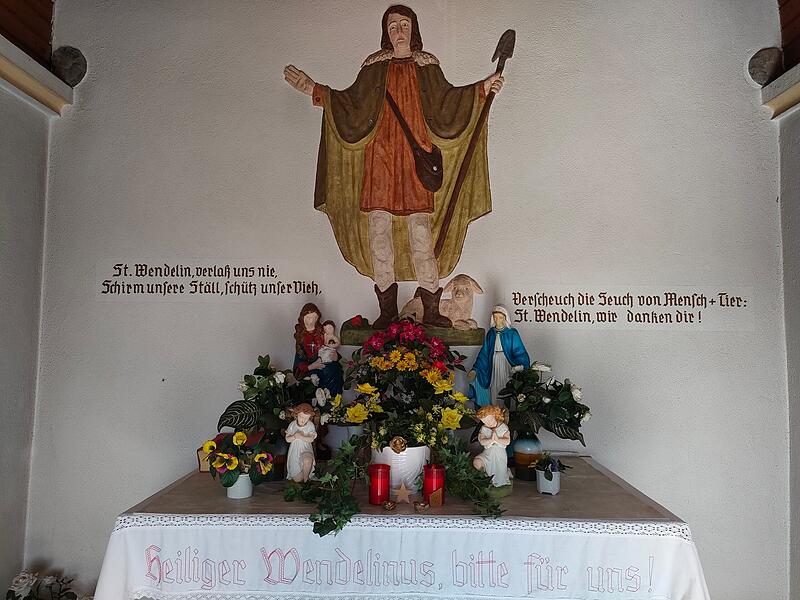 Der Hl. Wendelinus und ein Dankesspruch sind in die Kapelle gemalt.Wendelinuskapelle Der Hl. Wendelinus und ein Dankesspruch sind in die Kapelle gemalt.