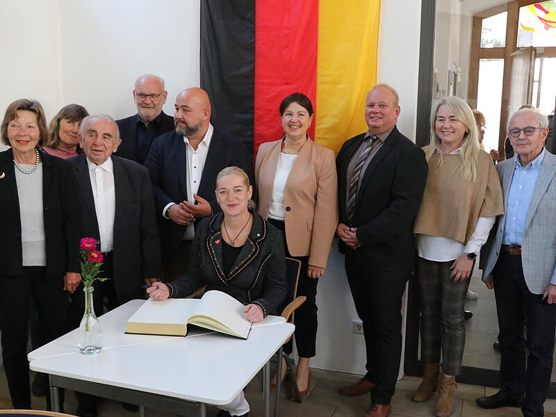 Die Thüringer Ministerin Beate Meißner (sitzend) wurde in Kronach willkommen geheißen.